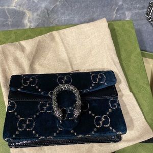 Small Gucci purse with no chain